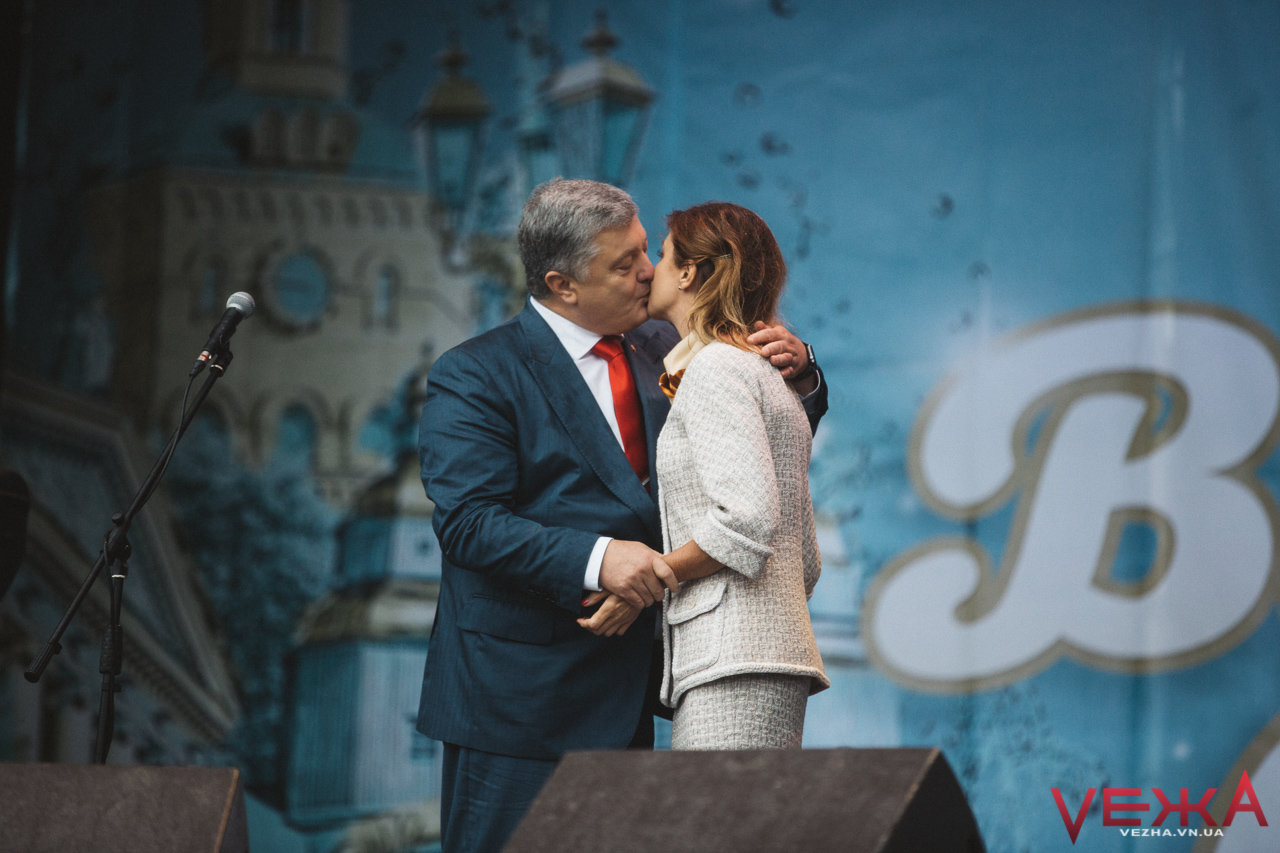 “Гірко!”: Порошенко розцілував першу леді на головній сцені Дня Вінниці. ФОТО, ВІДЕО