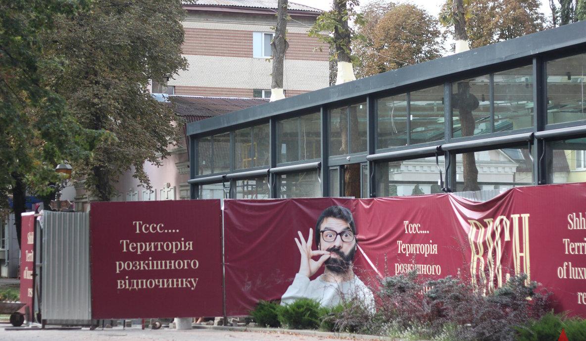 Терасу до історичної будівлі в центрі Вінниці будують незаконно. ФОТО