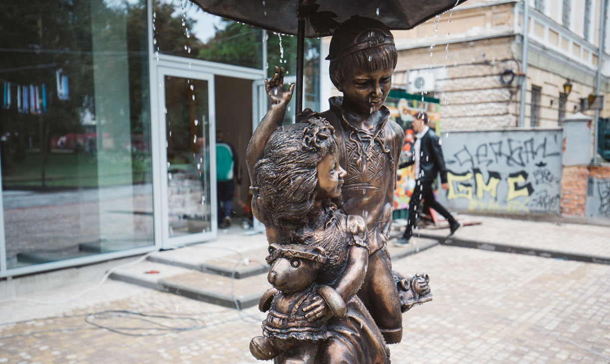У центрі Вінниці з’явились нові скульптури, фонтан та алея. ФОТО