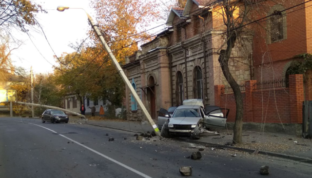 ДТП паралізувала центр Вінниці: зруйновані електроопори, транспорт пустили через Соборну. ФОТО