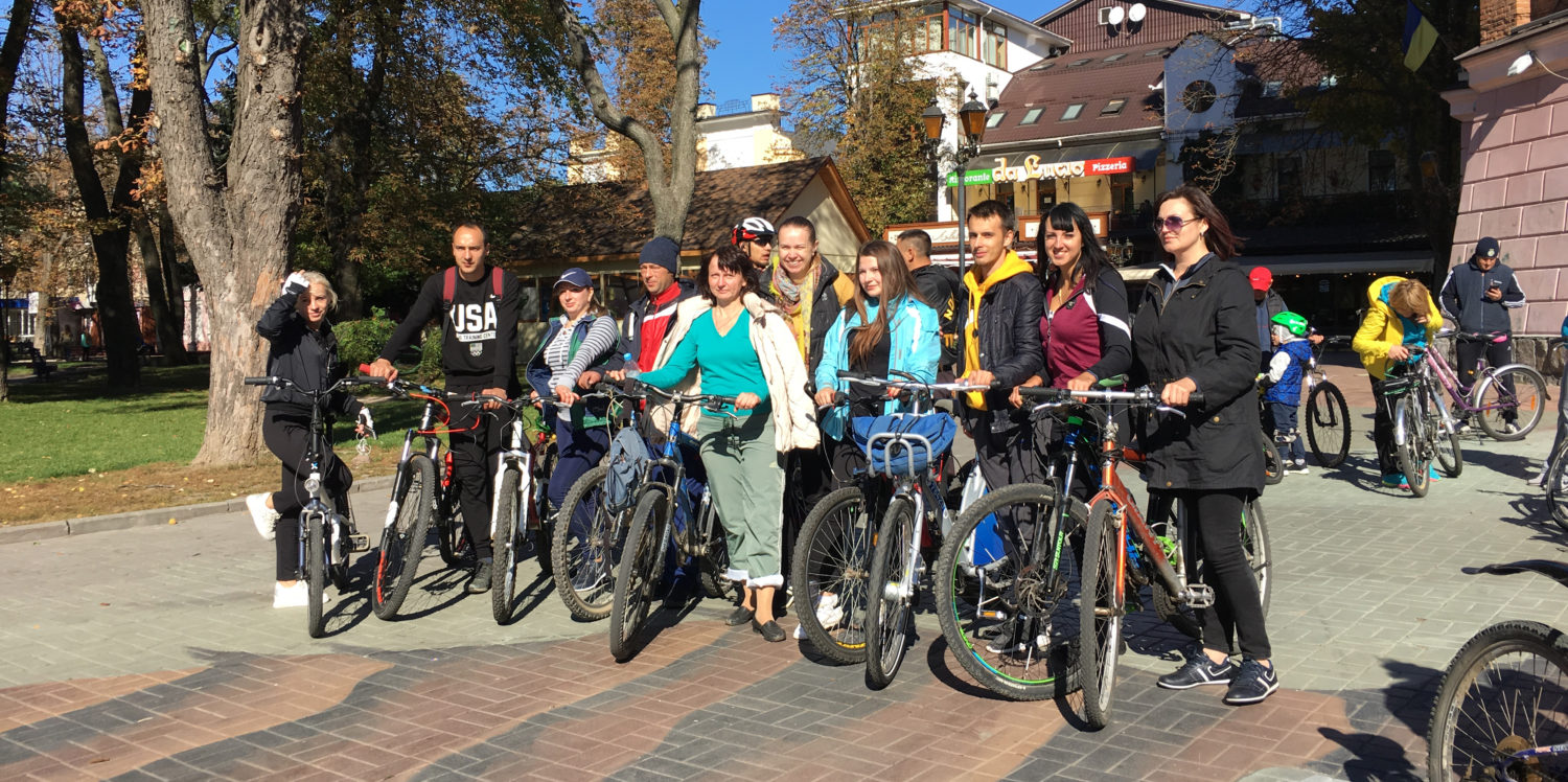 Вінницькі педагоги проїхали велопарадом на честь Дня учителя. ФОТО