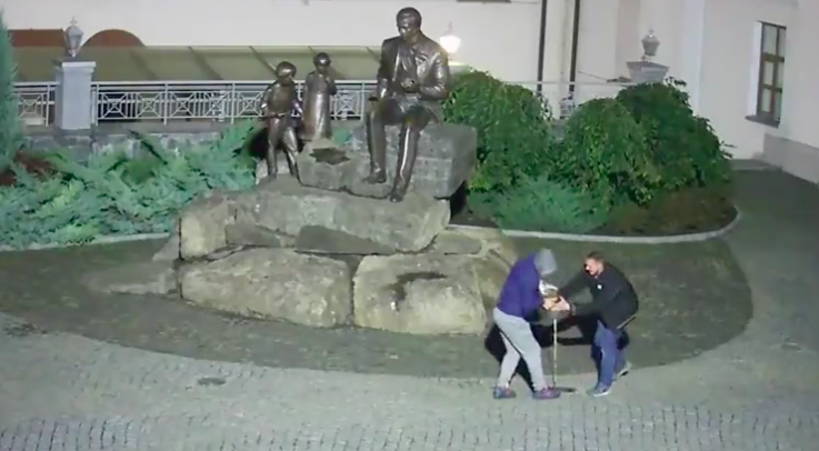 Вандалізм не вщухає: двоє п’яних чоловіків виламали ліхтарі біля пам’ятника Шевченку. ВІДЕО