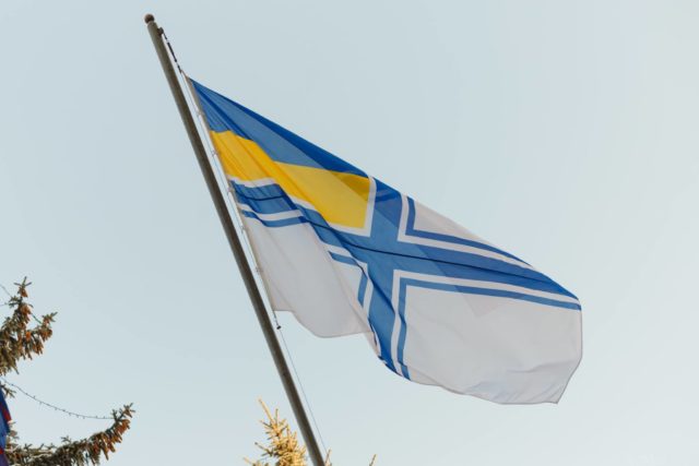 На Майдані Незалежності з’явився прапор ВМС на знак підтримки українських моряків