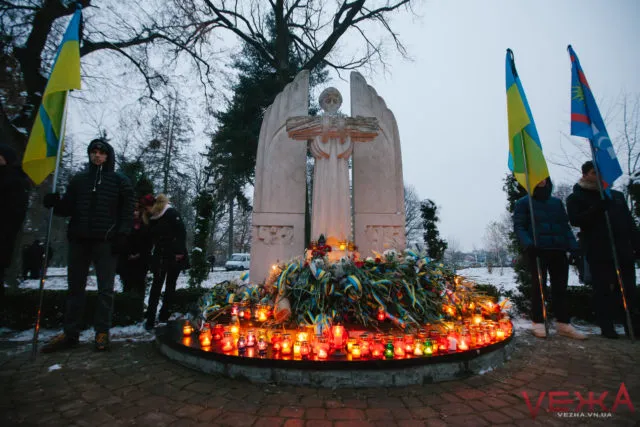 “Катастрофа, яка могла знищити націю”: у Вінниці вшанували пам’ять жертв Голодомору. ФОТОРЕПОРТАЖ