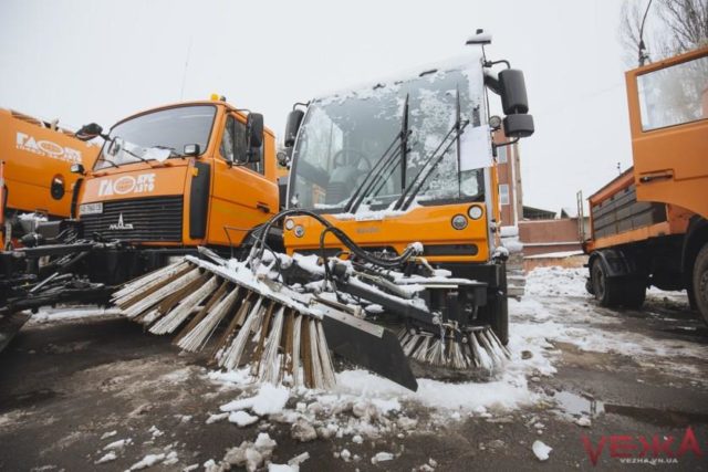 Півтисячі комунальників на боротьбу зі снігом: у Вінниці розповіли, як розчищають місто