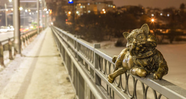 У Вінниці на Київському мосту з’явилися бронзові коти та голуби. ФОТО