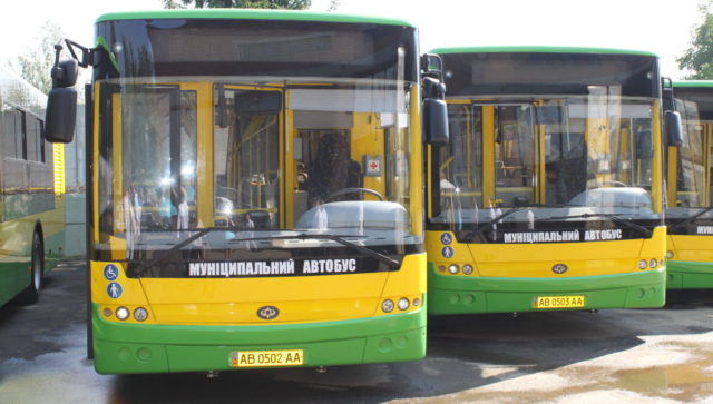 “Як шпроти у консервній банці”: вінничани просять більше автобусів до Медмістечка та Аграрного університету