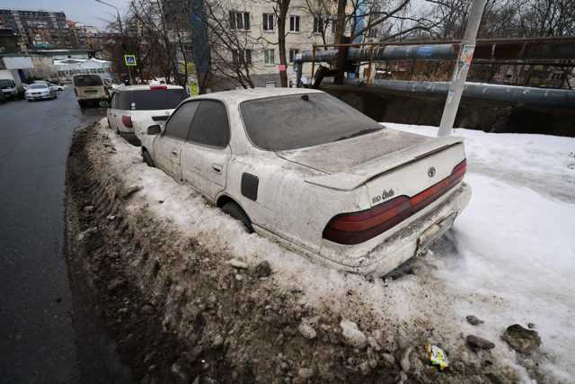 Комунальники просять автомобілістів не заважати прибирати сніг