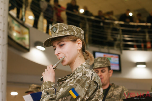 У Вінниці виступом оркестру в торговельному центрі вшанували захисників Донецького аеропорту. ФОТО, ВІДЕО