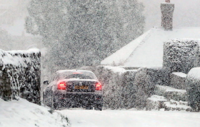 Рятувальники просять водіїв не сідати за кермо у зв’язку зі снігопадом