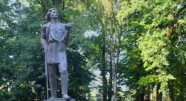 У Вінниці збирають підписи за демонтаж пам’ятника Горькому. ПЕТИЦІЯ