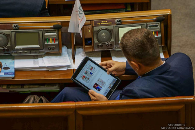 У Вінницькій облраді хочуть встановити депутатам планшети та змінити систему голосування за петиції