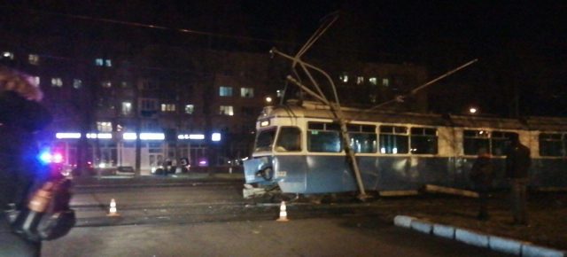 Трамвай у Вінниці зійшов з рейок через воду. ФОТО