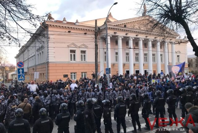 Протестувальники у Вінниці прийшли пікетувати поліцію: рух на Театральній заблоковано. ФОТО