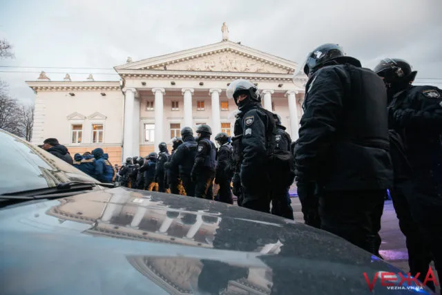 День театру: як до Вінниці приїздив Порошенко, а “Нацдружини” побилися з поліцією. ФОТОРЕПОРТАЖ