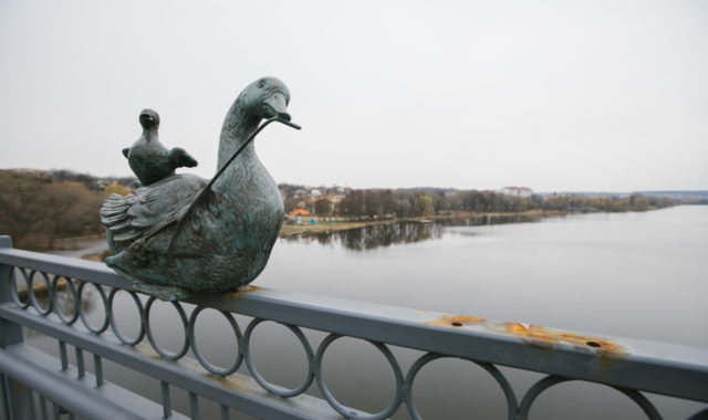 На Київському мосту вандали зламали фігуру гусака: її відновлюють в майстерні. ФОТО