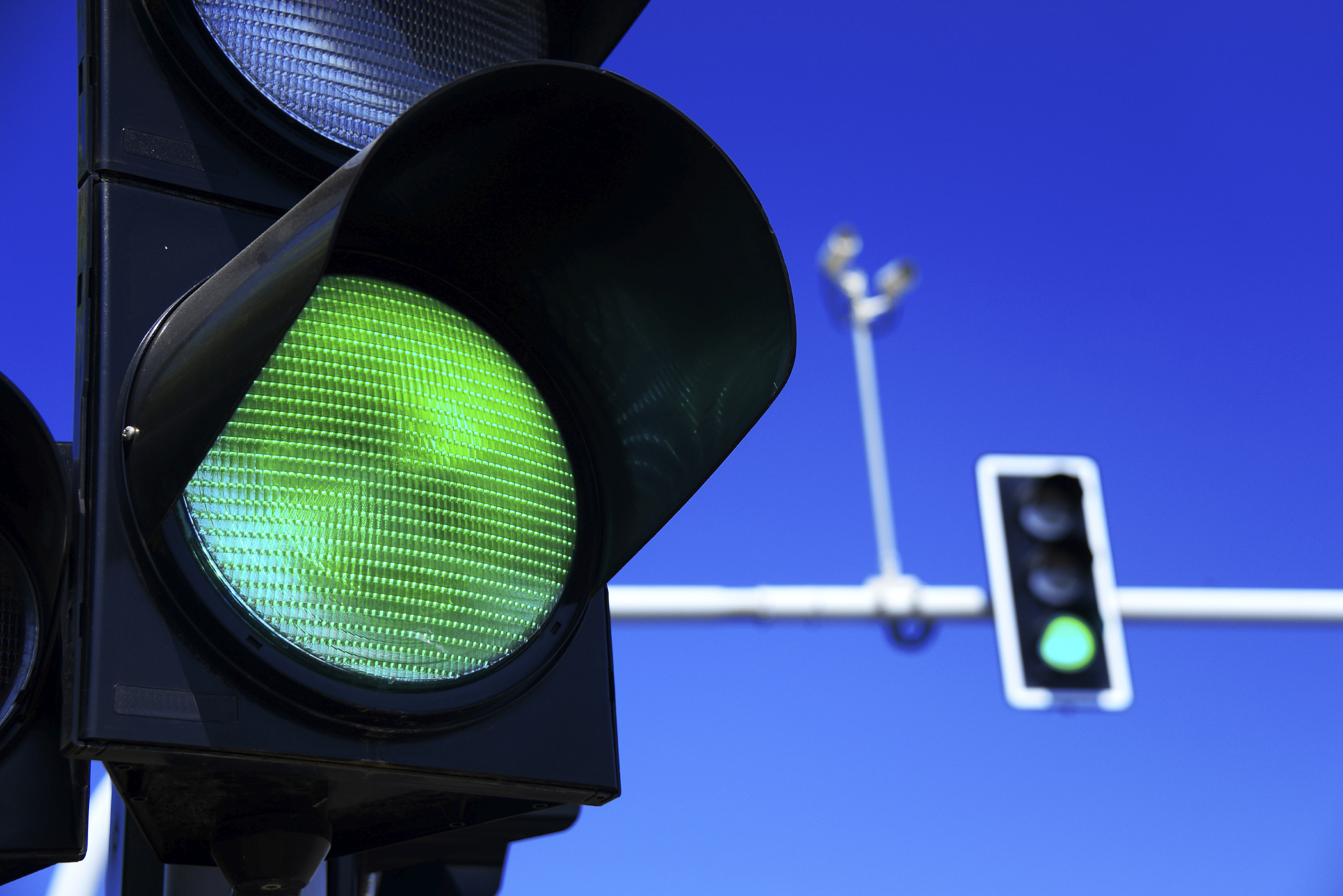 Светофоры всегда зеленые. Зеленый светофор. Зеленый сигнал светофора. Зеленый свет светофора. Зеленый цвет светофора.