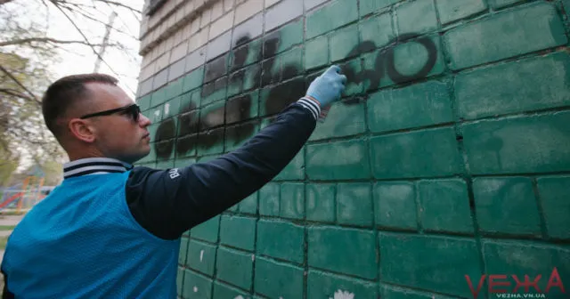 Зафарбувати, щоб врятувати: як у Вінниці активісти знищували рекламу наркотиків. ФОТОРЕПОРТАЖ