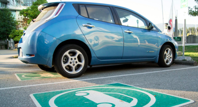Нові парковки Вінниці матимуть мінімум 5% місць із зарядками для електрокарів
