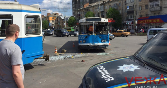 У Вінниці зіткнулися трамвай та тролейбус, рух трамваїв частково заблоковано. ФОТО