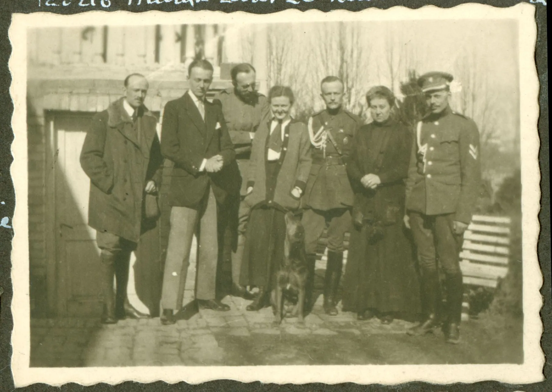 Софія Ґрохольська в оточенні членів родини. Садиба Рузін, 1917-1918 рр. З колекції Г. Ґрохольського - Vежа