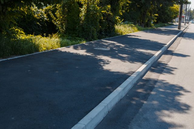 На Немирівському шосе проклали вже 200 метрів нових тротуарів. ФОТО