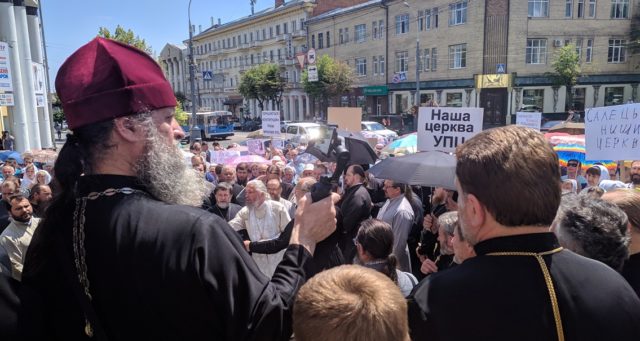 Московський патріархат погрожував відставкою Коровію біля Вінницької ОДА. ФОТО