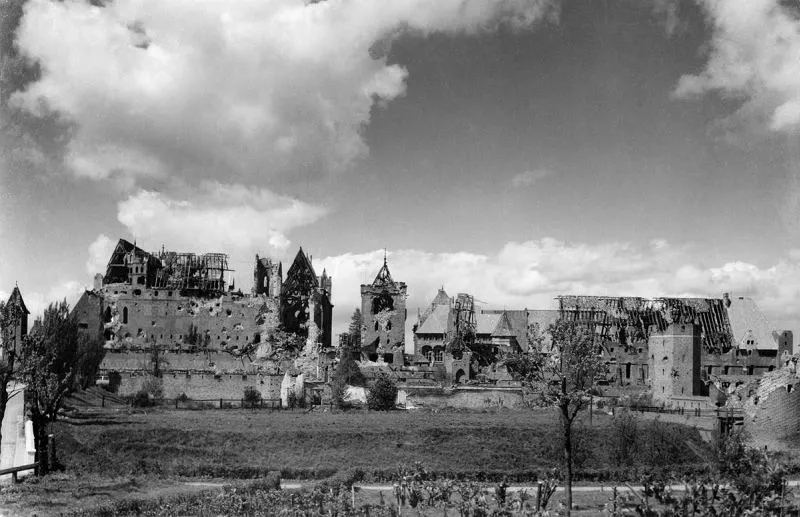 Malbork_castle_after_IIWW - Vежа