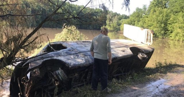 На Вінниччині автомобіль з інсектицидами упав в річку