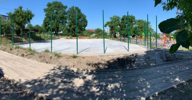 У Вінниці на території школи №22 будують новий спортивний майданчик. ФОТО