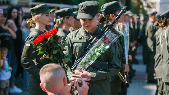 У Вінниці під час присяги військових чоловік освідчився нацгвардійці. ФОТОРЕПОРТАЖ