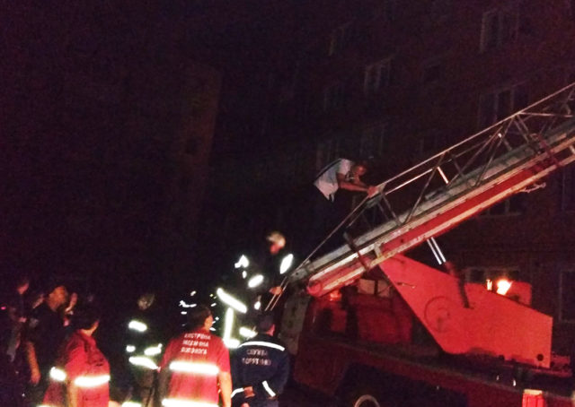Вночі у Вінниці через пожежу евакуювали мешканців будинку. ФОТО