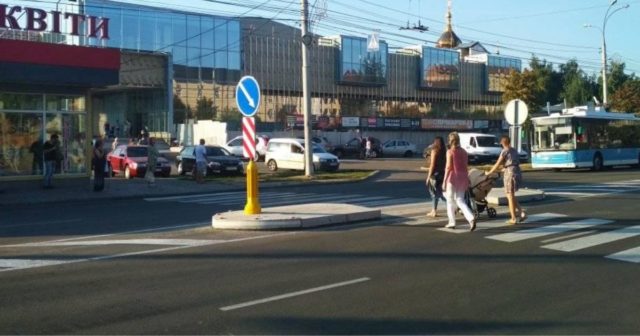 У Вінниці на переході, де нещодавно збили жінку, встановили острівець безпеки. ФОТО