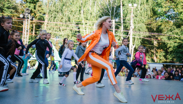 Бродвейський джаз та майстер-клас від Раду Поклітару: як у Центральному парку вінничан танцювати вчили. ФОТОРЕПОРТАЖ