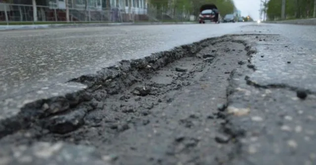 На Вінниччині підрядника змусили сплатити майже мільйон гривень за неякісний ремонт дороги