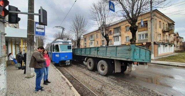 У Вінниці на вулиці Янгеля через ДТП зупинилися трамваї. ФОТО