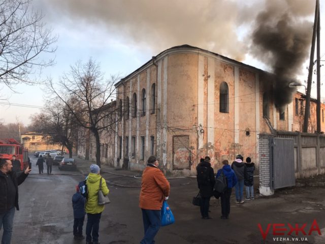 У Вінниці горить колишня будівля “Вінницяфармація”. ФОТО