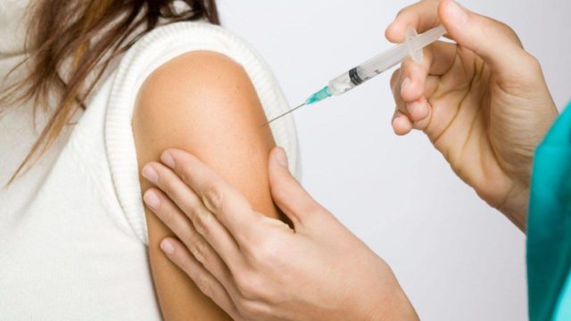 “Довіряйте своїм лікарям”: у Вінниці розпочали вакцинацію проти грипу