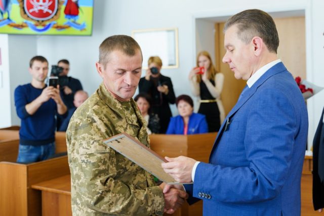 У Вінниці учаснику війни на Донбасі подарували сертифікат на придбання автомобіля. ФОТО