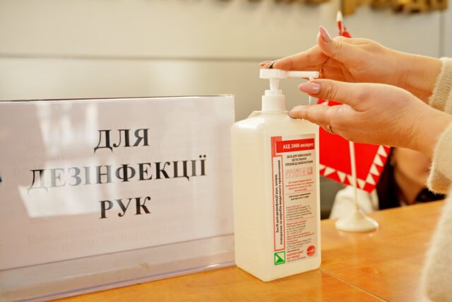 У вінницьких “Прозорих офісах” встановили антисептики для рук