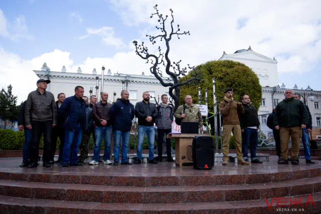 Близько трьохсот людей у Вінниці протестували проти “формули Штайнмаєра”. ВІДЕО