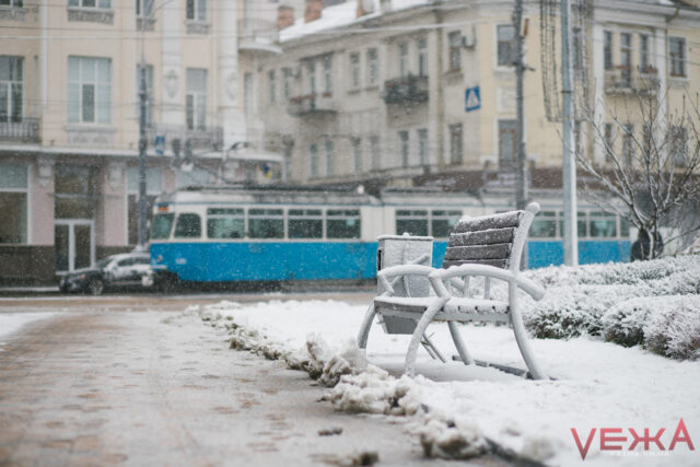 У Вінниці сніг розчищають 32 одиниці спецтехніки, водіїв закликають не лишати авто на узбіччях