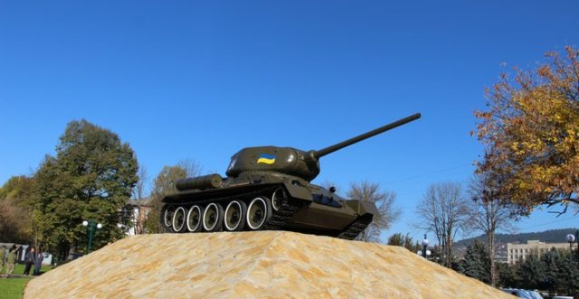 На Вінниччині до Дня захисника України “оновили” радянський танк. ФОТО