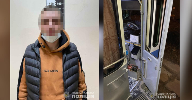 Не зачекав пасажира: у Вінниці затримали чоловіка, який на таксі наздогнав трамвай і розбив скло вхідних дверей кабіни водія