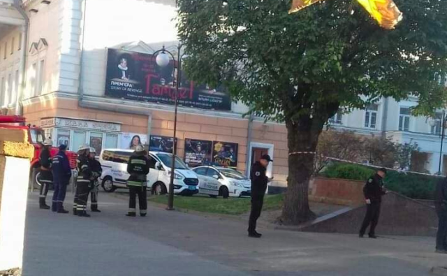 На площі в центрі Вінниці виявили підозрілу коробку: на місце викликали вибухотехніків. ФОТО