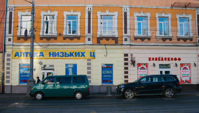 Чотиришарові вивіски і бажання виділитись: як у Вінниці впорядковують рекламу на фасадах будинків