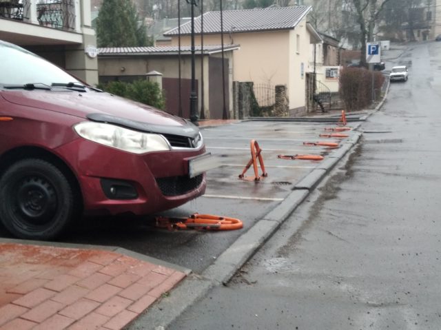 У Вінниці оштрафували підприємця за встановлення обмежувачів паркування. ФОТО