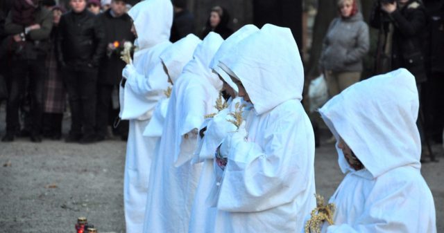 “Поминаючи мертвих сьогодні, ми рятуємо майбутнє живих”: у Вінниці вшанували пам’ять жертв Голодоморів. ФОТО