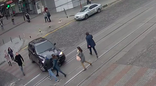 “Треба жорстко наказувати”: мер Вінниці прокоментував напад водія на пішохода в центрі Вінниці. ВІДЕО