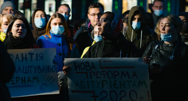 “Ми не будемо лікувати злими”: у Вінниці студенти-медики вийшли на протест. ФОТО